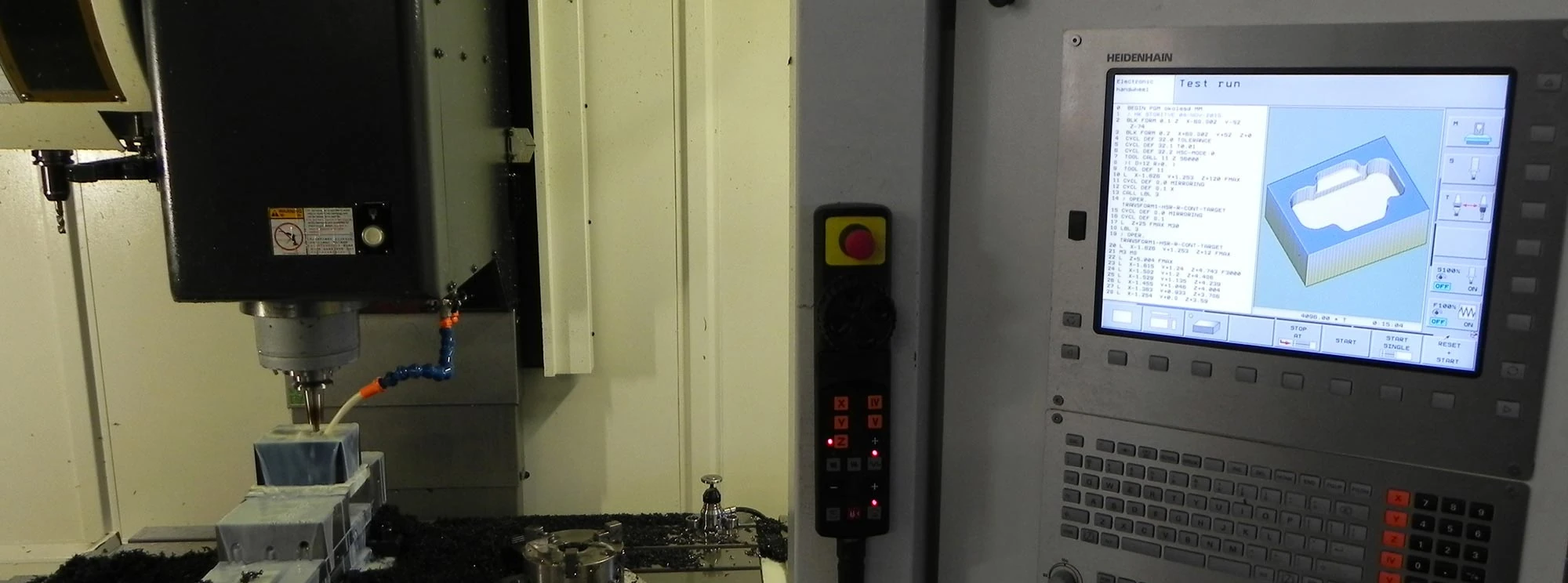 CNC obdelovalni center med izdelavo orodja